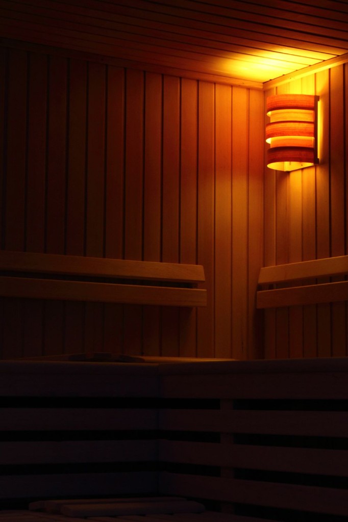 Sauna chaleureux, lumière tamisée